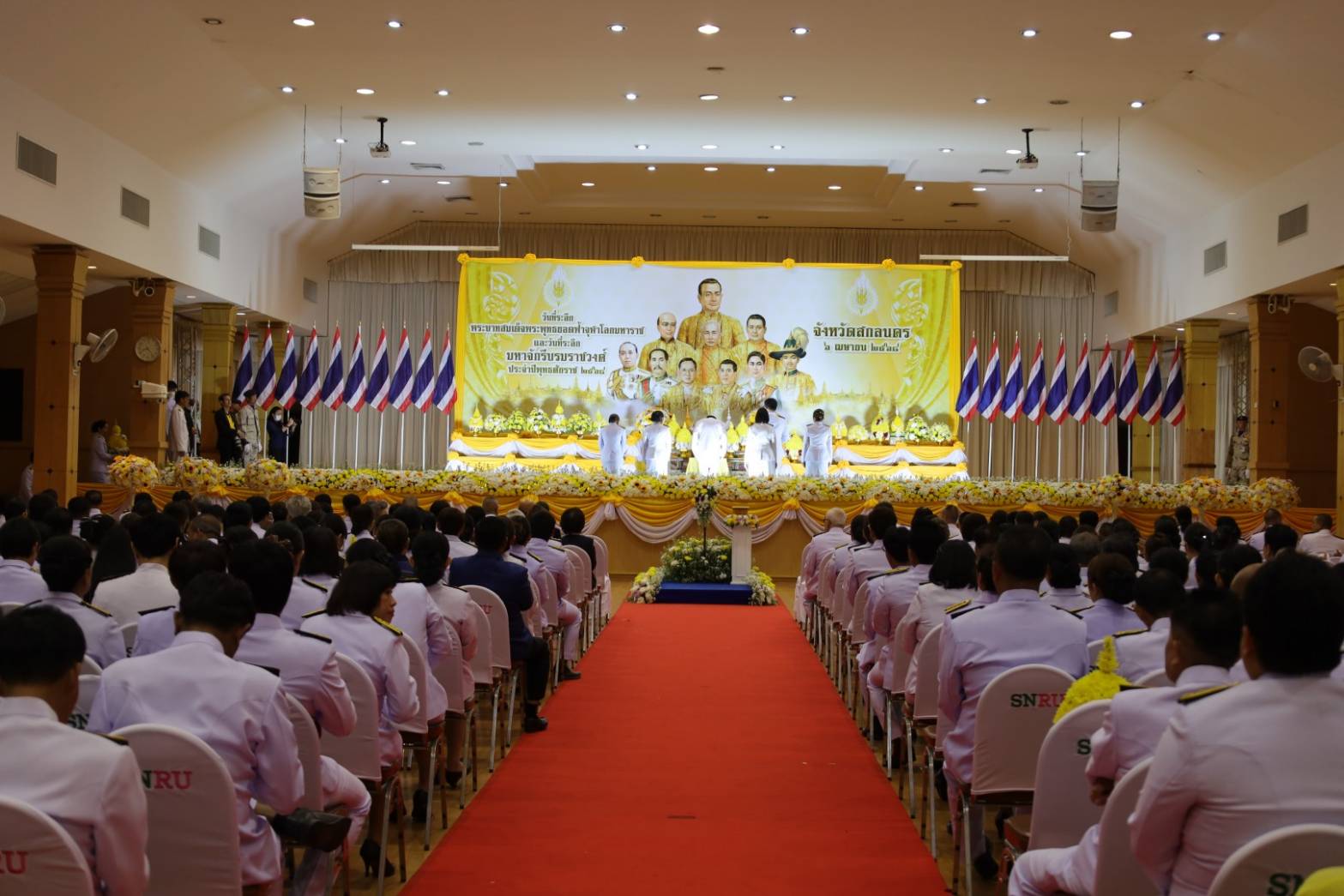 📰จังหวัดสกลนครจัดพิธีวางพุ่มดอกไม้ ถวายราชสักการะ เนื่องในวันที่ระลึกพระบาทสมเด็จพระพุทธยอดฟ้าจุฬาโลกมหาราช และวันที่ระลึกมหาจักรีบรมราชวงศ์ ประจำปี 2568