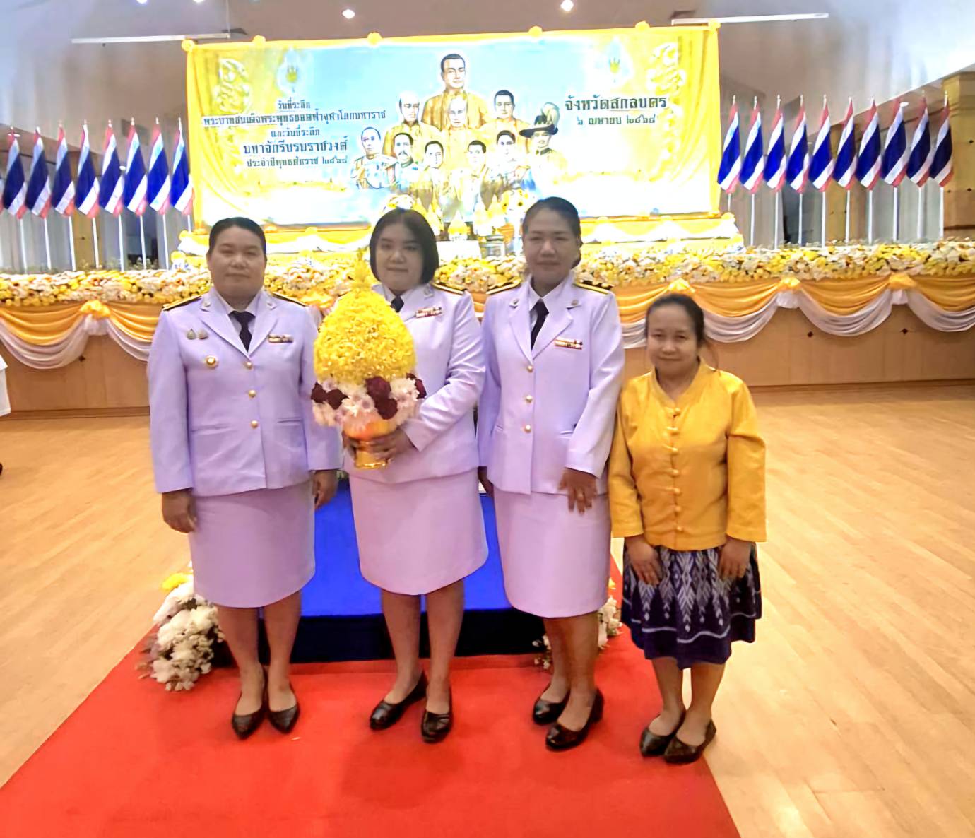 📰จังหวัดสกลนครจัดพิธีวางพุ่มดอกไม้ ถวายราชสักการะ เนื่องในวันที่ระลึกพระบาทสมเด็จพระพุทธยอดฟ้าจุฬาโลกมหาราช และวันที่ระลึกมหาจักรีบรมราชวงศ์ ประจำปี 2568