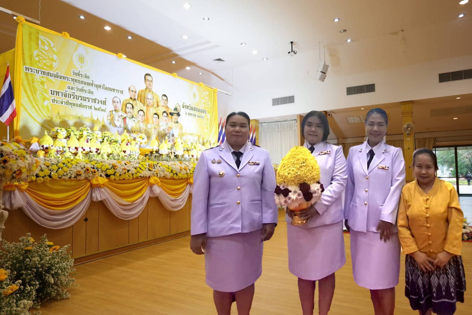 📰จังหวัดสกลนครจัดพิธีวางพุ่มดอกไม้ ถวายราชสักการะ เนื่องในวันที่ระลึกพระบาทสมเด็จพระพุทธยอดฟ้าจุฬาโลกมหาราช และวันที่ระลึกมหาจักรีบรมราชวงศ์ ประจำปี 2568
