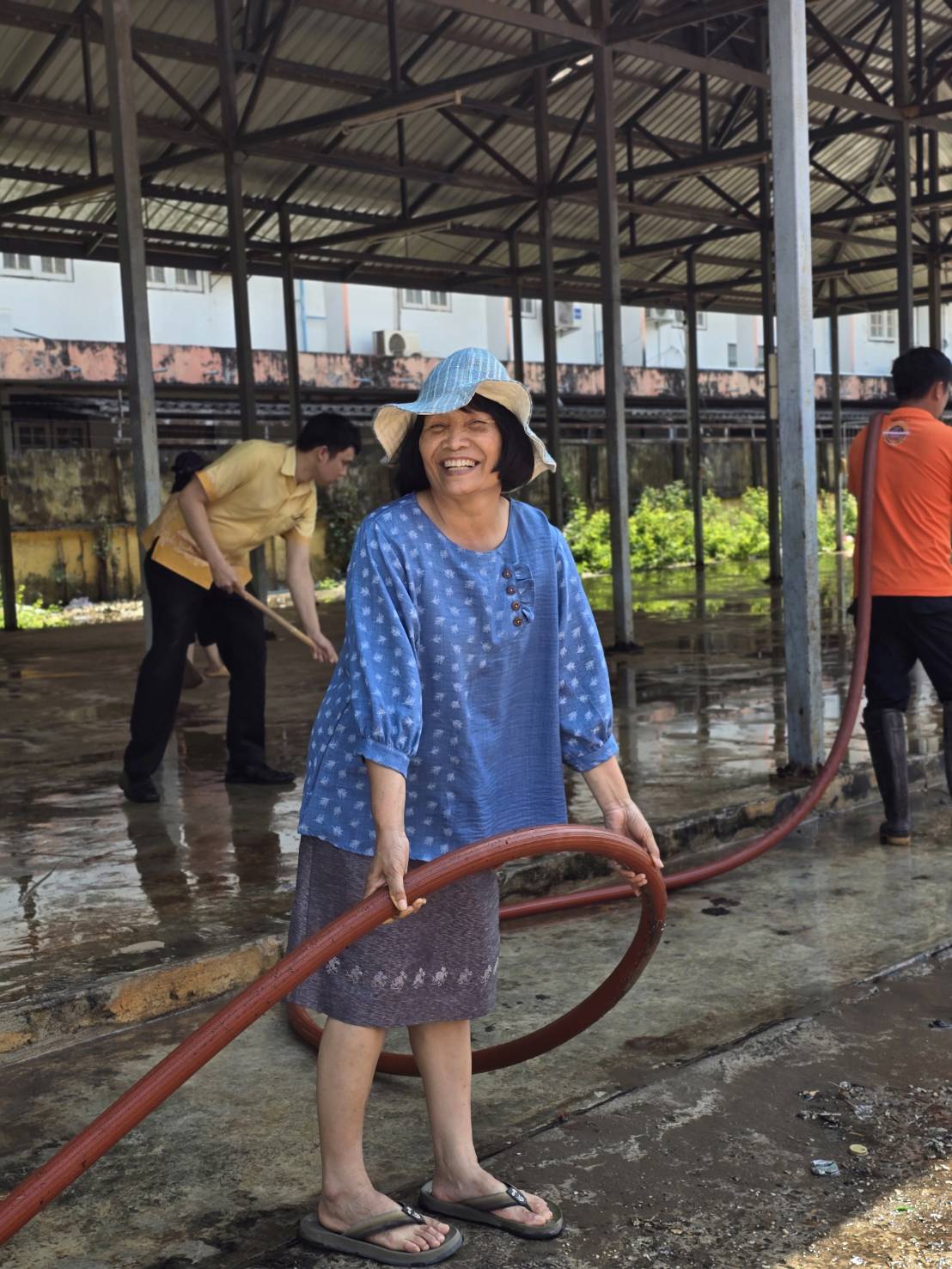 🏘พช.สกลนคร รวมพลัง Big Cleaning Day ทำความสะอาดศูนย์รวมจำหน่ายผลิตภัณฑ์ OTOP จังหวัดสกลนคร ครั้งใหญ่