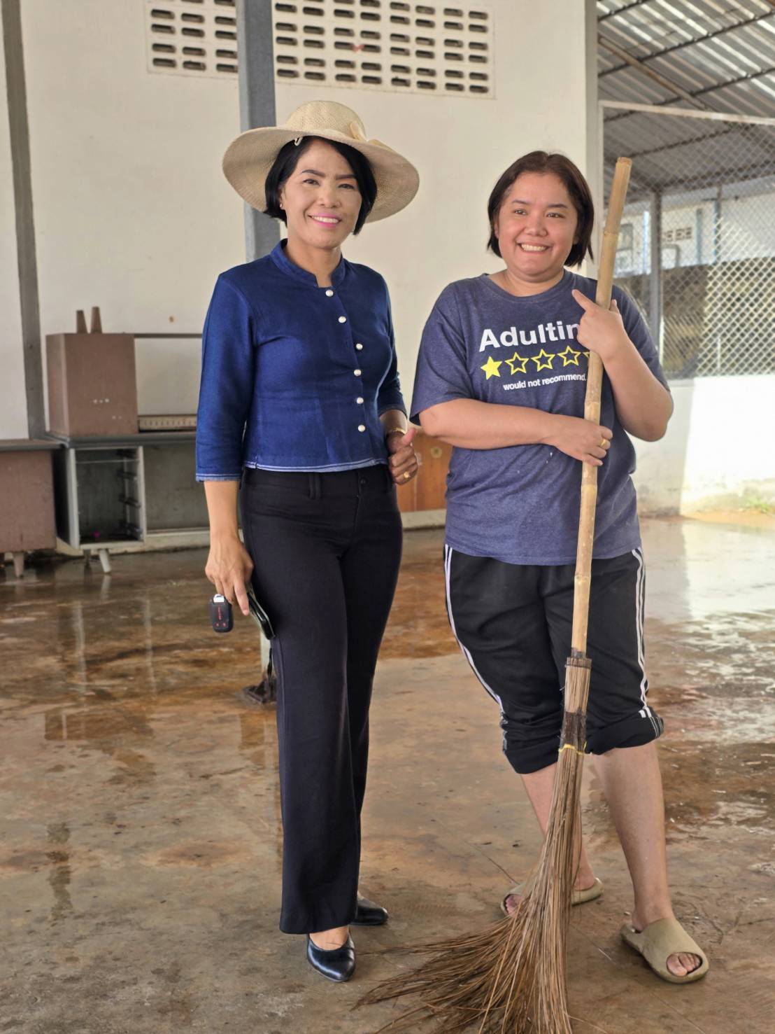🏘พช.สกลนคร รวมพลัง Big Cleaning Day ทำความสะอาดศูนย์รวมจำหน่ายผลิตภัณฑ์ OTOP จังหวัดสกลนคร ครั้งใหญ่