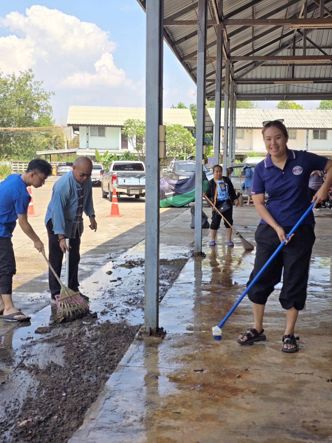🏘พช.สกลนคร รวมพลัง Big Cleaning Day ทำความสะอาดศูนย์รวมจำหน่ายผลิตภัณฑ์ OTOP จังหวัดสกลนคร ครั้งใหญ่