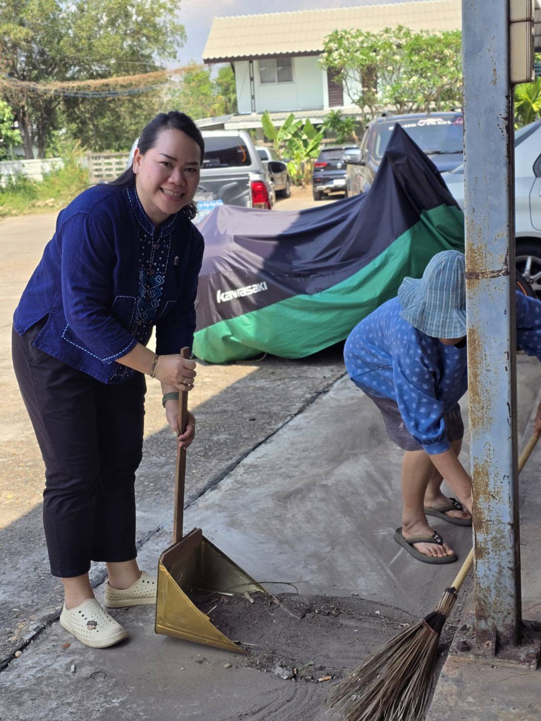 🏘พช.สกลนคร รวมพลัง Big Cleaning Day ทำความสะอาดศูนย์รวมจำหน่ายผลิตภัณฑ์ OTOP จังหวัดสกลนคร ครั้งใหญ่