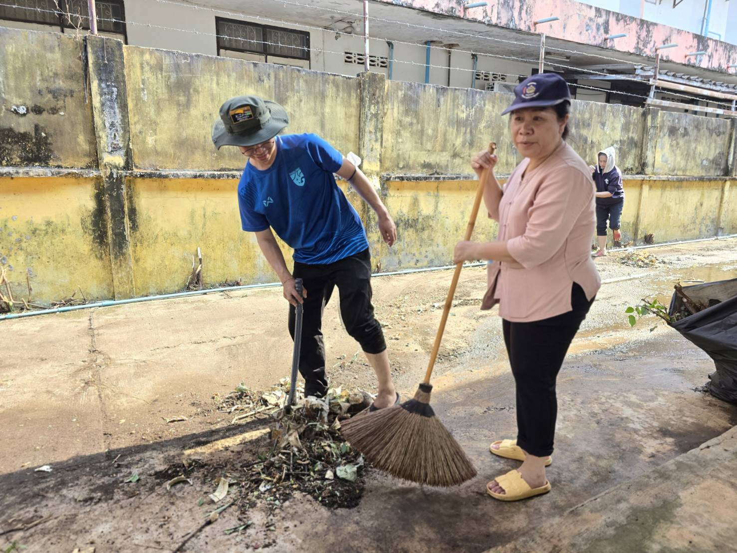 🏘พช.สกลนคร รวมพลัง Big Cleaning Day ทำความสะอาดศูนย์รวมจำหน่ายผลิตภัณฑ์ OTOP จังหวัดสกลนคร ครั้งใหญ่