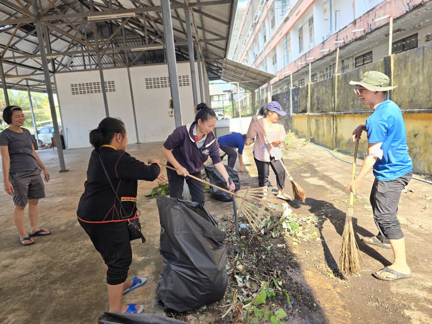 🏘พช.สกลนคร รวมพลัง Big Cleaning Day ทำความสะอาดศูนย์รวมจำหน่ายผลิตภัณฑ์ OTOP จังหวัดสกลนคร ครั้งใหญ่