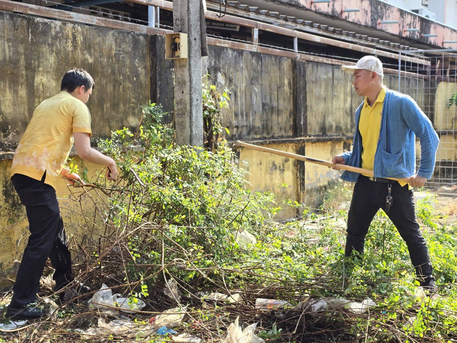 🏘พช.สกลนคร รวมพลัง Big Cleaning Day ทำความสะอาดศูนย์รวมจำหน่ายผลิตภัณฑ์ OTOP จังหวัดสกลนคร ครั้งใหญ่