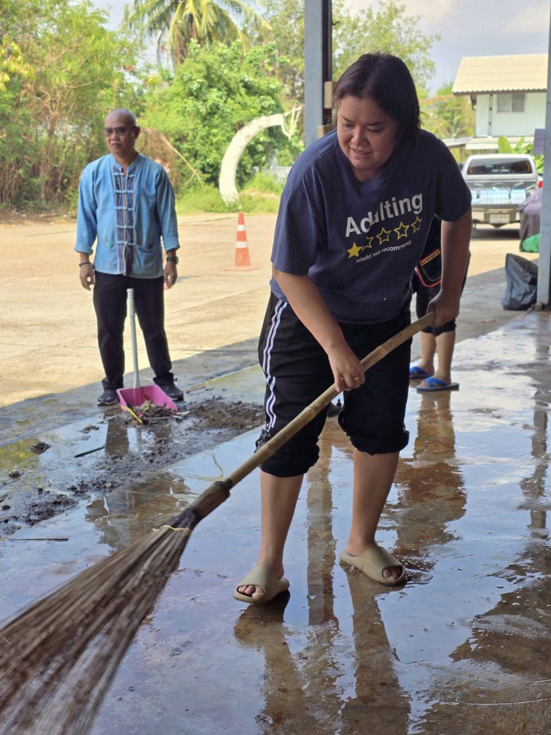 🏘พช.สกลนคร รวมพลัง Big Cleaning Day ทำความสะอาดศูนย์รวมจำหน่ายผลิตภัณฑ์ OTOP จังหวัดสกลนคร ครั้งใหญ่