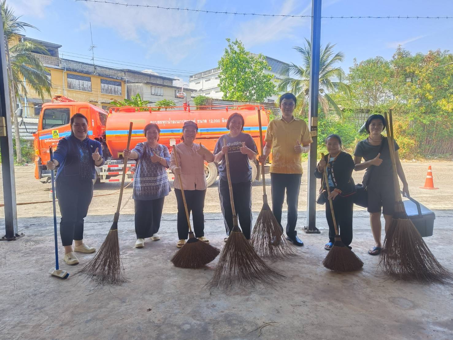🏘พช.สกลนคร รวมพลัง Big Cleaning Day ทำความสะอาดศูนย์รวมจำหน่ายผลิตภัณฑ์ OTOP จังหวัดสกลนคร ครั้งใหญ่