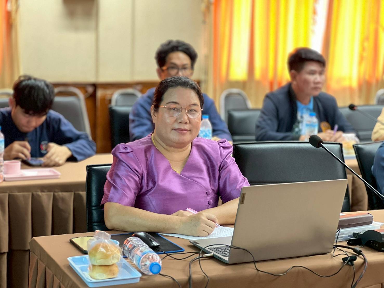 🏘พช.สกลนคร : ประชุมคณะกรรมการเครือข่ายกองทุนแม่ของแผ่นดินระดับจังหวัดและเจ้าหน้าที่พัฒนาชุมชนอำเภอ เพื่อขับเคลื่อนงานกองทุนแม่ของแผ่นดินในเขตพื้นที่จังหวัดสกลนคร
