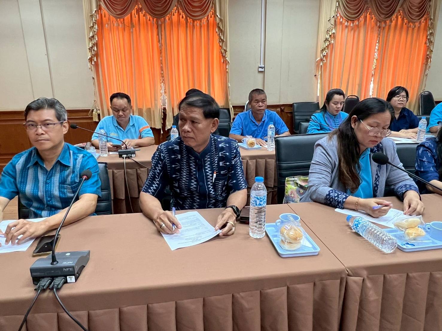 🏘พช.สกลนคร : ประชุมคณะกรรมการเครือข่ายกองทุนแม่ของแผ่นดินระดับจังหวัดและเจ้าหน้าที่พัฒนาชุมชนอำเภอ เพื่อขับเคลื่อนงานกองทุนแม่ของแผ่นดินในเขตพื้นที่จังหวัดสกลนคร