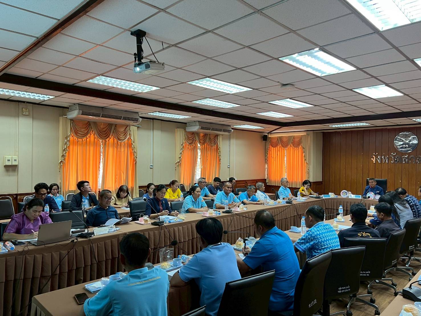 🏘พช.สกลนคร : ประชุมคณะกรรมการเครือข่ายกองทุนแม่ของแผ่นดินระดับจังหวัดและเจ้าหน้าที่พัฒนาชุมชนอำเภอ เพื่อขับเคลื่อนงานกองทุนแม่ของแผ่นดินในเขตพื้นที่จังหวัดสกลนคร