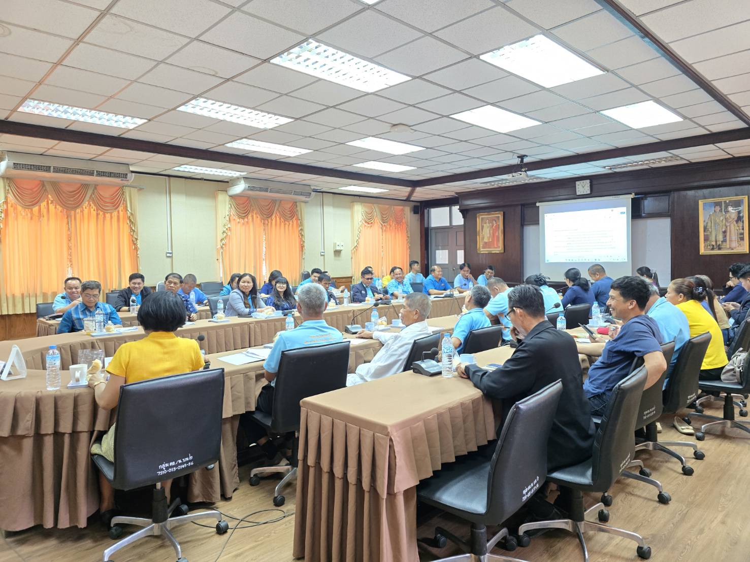 🏘พช.สกลนคร : ประชุมคณะกรรมการเครือข่ายกองทุนแม่ของแผ่นดินระดับจังหวัดและเจ้าหน้าที่พัฒนาชุมชนอำเภอ เพื่อขับเคลื่อนงานกองทุนแม่ของแผ่นดินในเขตพื้นที่จังหวัดสกลนคร