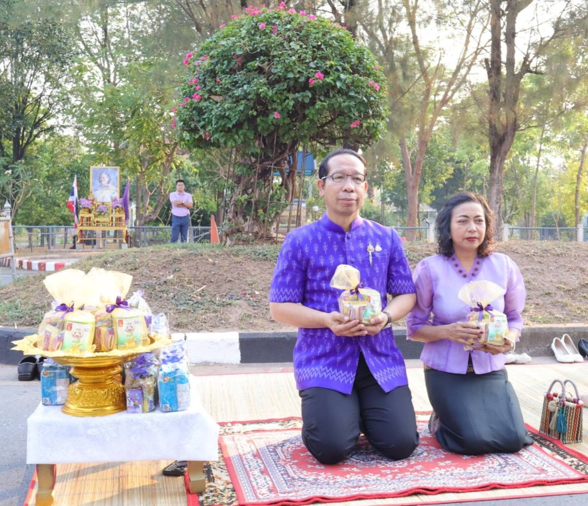 📢พุทธศาสนิกชนชาวสกลนคร ร่วมทำบุญตักบาตรพระภิกษุ สามเณร ตามโครงการบรรพชาเสริมสร้างคุณธรรมจริยธรรม ค่านิยมความเป็นไทย ถวายเป็นพระราชกุศล แด่สมเด็จพระกนิษฐาธิราชเจ้า กรมสมเด็จพระเทพรัตนราชสุดาฯ สยามบรมราชกุมารี เนื่องในโอกาสทรงเจริญพระชนมายุ 70 พรรษา 2 เมษายน 2568