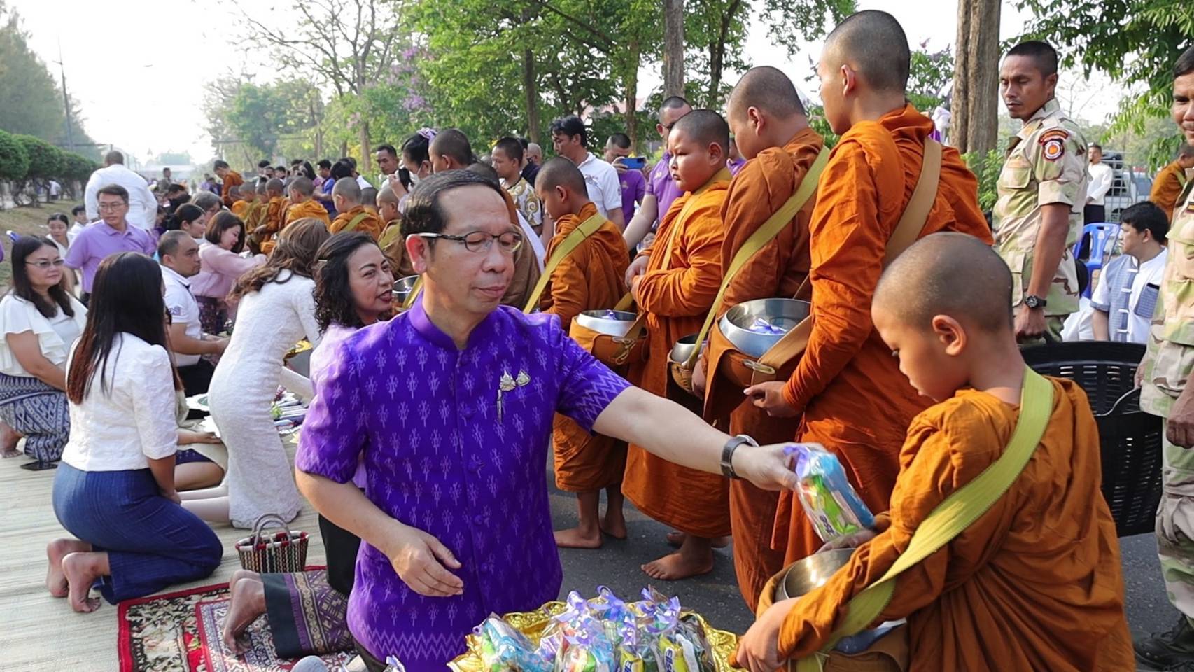 📢พุทธศาสนิกชนชาวสกลนคร ร่วมทำบุญตักบาตรพระภิกษุ สามเณร ตามโครงการบรรพชาเสริมสร้างคุณธรรมจริยธรรม ค่านิยมความเป็นไทย ถวายเป็นพระราชกุศล แด่สมเด็จพระกนิษฐาธิราชเจ้า กรมสมเด็จพระเทพรัตนราชสุดาฯ สยามบรมราชกุมารี เนื่องในโอกาสทรงเจริญพระชนมายุ 70 พรรษา 2 เมษายน 2568