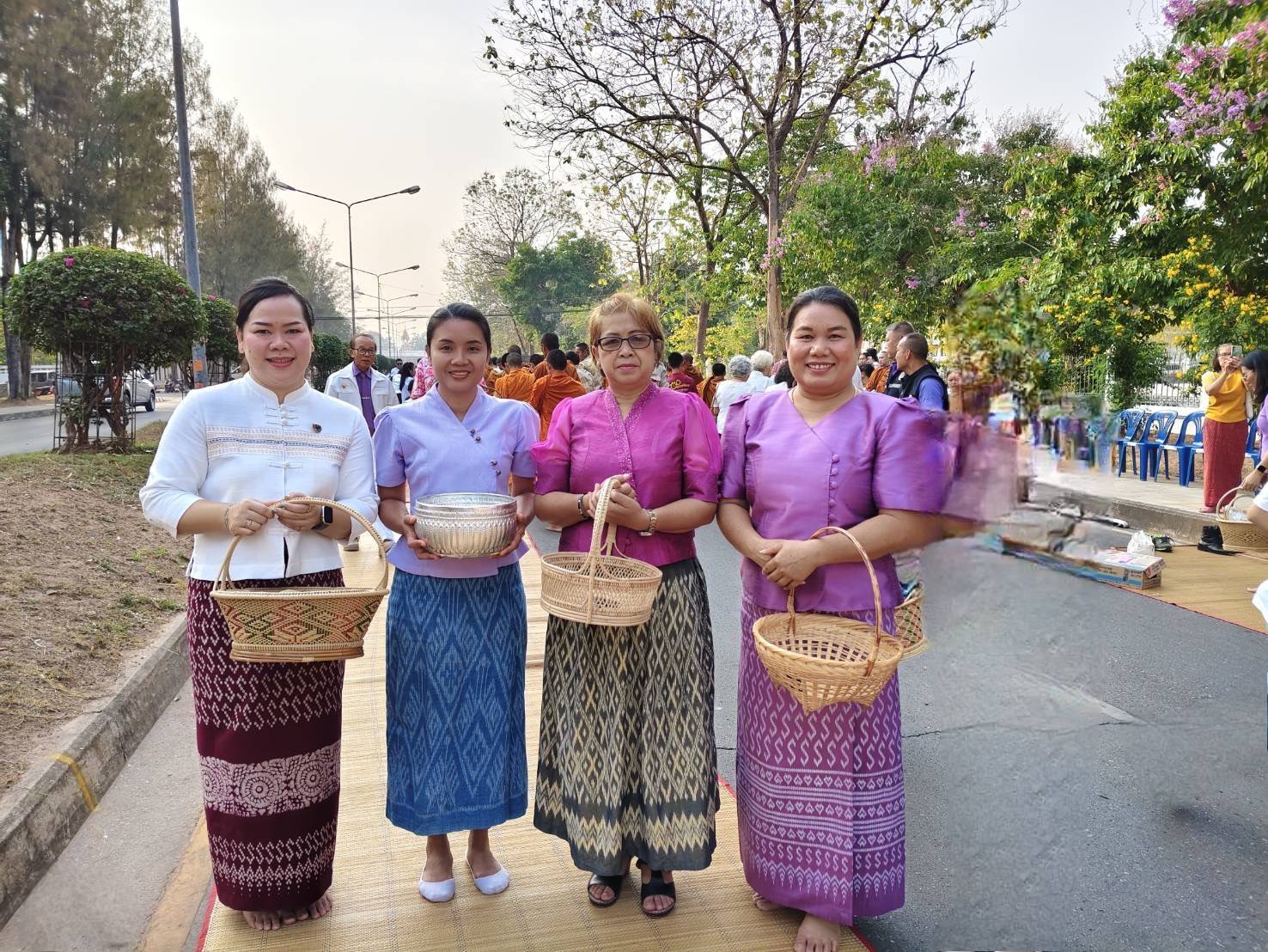 📢พุทธศาสนิกชนชาวสกลนคร ร่วมทำบุญตักบาตรพระภิกษุ สามเณร ตามโครงการบรรพชาเสริมสร้างคุณธรรมจริยธรรม ค่านิยมความเป็นไทย ถวายเป็นพระราชกุศล แด่สมเด็จพระกนิษฐาธิราชเจ้า กรมสมเด็จพระเทพรัตนราชสุดาฯ สยามบรมราชกุมารี เนื่องในโอกาสทรงเจริญพระชนมายุ 70 พรรษา 2 เมษายน 2568