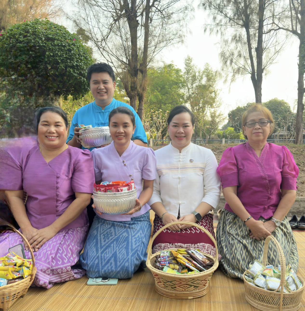 📢พุทธศาสนิกชนชาวสกลนคร ร่วมทำบุญตักบาตรพระภิกษุ สามเณร ตามโครงการบรรพชาเสริมสร้างคุณธรรมจริยธรรม ค่านิยมความเป็นไทย ถวายเป็นพระราชกุศล แด่สมเด็จพระกนิษฐาธิราชเจ้า กรมสมเด็จพระเทพรัตนราชสุดาฯ สยามบรมราชกุมารี เนื่องในโอกาสทรงเจริญพระชนมายุ 70 พรรษา 2 เมษายน 2568