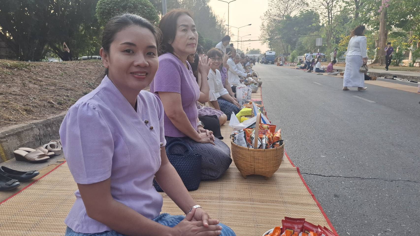 📢พุทธศาสนิกชนชาวสกลนคร ร่วมทำบุญตักบาตรพระภิกษุ สามเณร ตามโครงการบรรพชาเสริมสร้างคุณธรรมจริยธรรม ค่านิยมความเป็นไทย ถวายเป็นพระราชกุศล แด่สมเด็จพระกนิษฐาธิราชเจ้า กรมสมเด็จพระเทพรัตนราชสุดาฯ สยามบรมราชกุมารี เนื่องในโอกาสทรงเจริญพระชนมายุ 70 พรรษา 2 เมษายน 2568