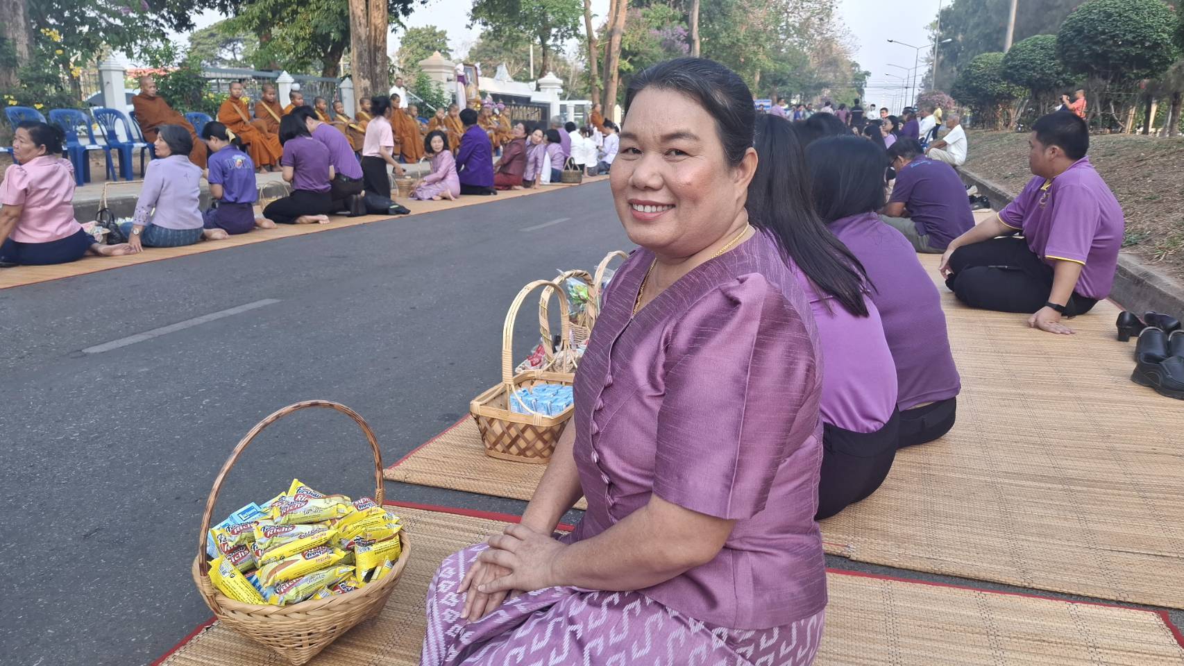 📢พุทธศาสนิกชนชาวสกลนคร ร่วมทำบุญตักบาตรพระภิกษุ สามเณร ตามโครงการบรรพชาเสริมสร้างคุณธรรมจริยธรรม ค่านิยมความเป็นไทย ถวายเป็นพระราชกุศล แด่สมเด็จพระกนิษฐาธิราชเจ้า กรมสมเด็จพระเทพรัตนราชสุดาฯ สยามบรมราชกุมารี เนื่องในโอกาสทรงเจริญพระชนมายุ 70 พรรษา 2 เมษายน 2568