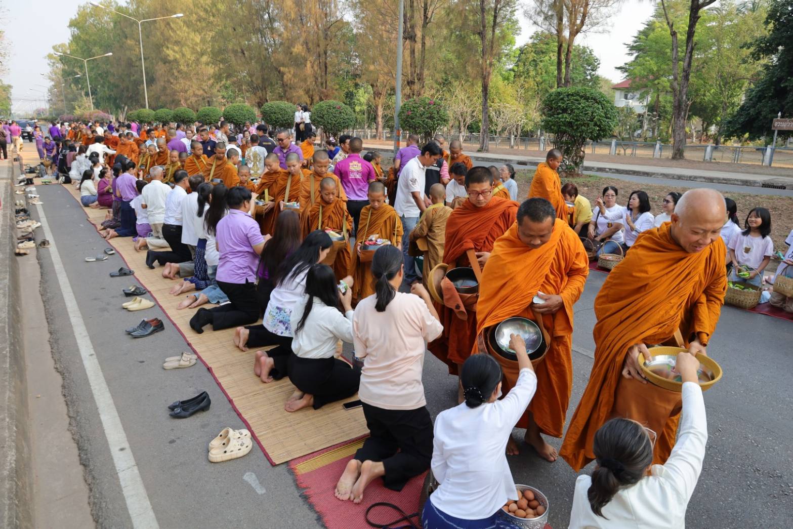 📢พุทธศาสนิกชนชาวสกลนคร ร่วมทำบุญตักบาตรพระภิกษุ สามเณร ตามโครงการบรรพชาเสริมสร้างคุณธรรมจริยธรรม ค่านิยมความเป็นไทย ถวายเป็นพระราชกุศล แด่สมเด็จพระกนิษฐาธิราชเจ้า กรมสมเด็จพระเทพรัตนราชสุดาฯ สยามบรมราชกุมารี เนื่องในโอกาสทรงเจริญพระชนมายุ 70 พรรษา 2 เมษายน 2568