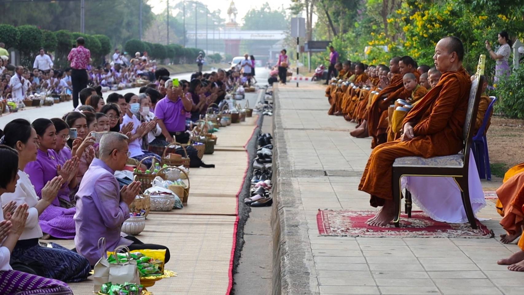 📢พุทธศาสนิกชนชาวสกลนคร ร่วมทำบุญตักบาตรพระภิกษุ สามเณร ตามโครงการบรรพชาเสริมสร้างคุณธรรมจริยธรรม ค่านิยมความเป็นไทย ถวายเป็นพระราชกุศล แด่สมเด็จพระกนิษฐาธิราชเจ้า กรมสมเด็จพระเทพรัตนราชสุดาฯ สยามบรมราชกุมารี เนื่องในโอกาสทรงเจริญพระชนมายุ 70 พรรษา 2 เมษายน 2568