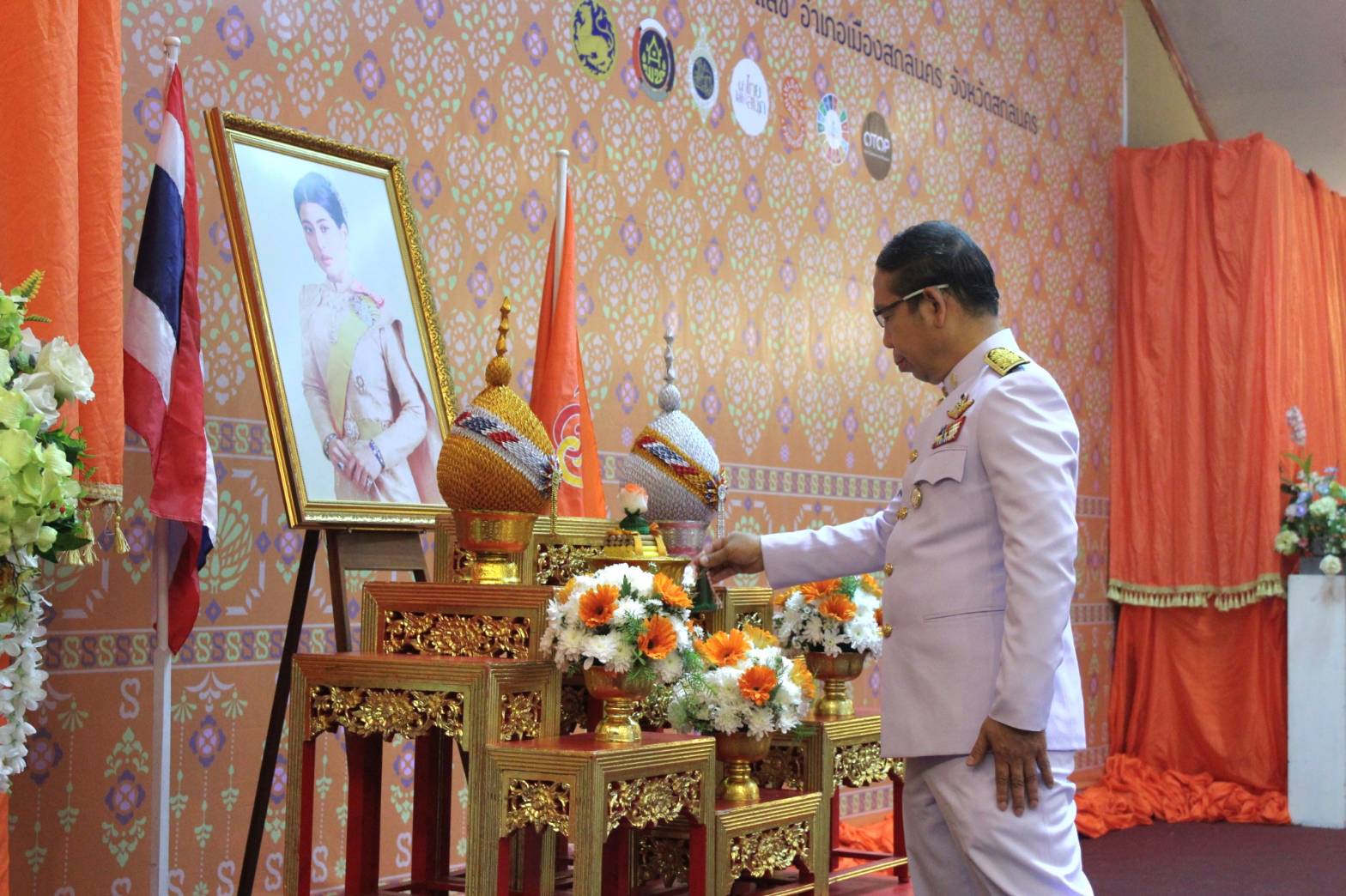 📣จังหวัดสกลนคร : จัดพิธีมอบแบบลายผ้าพระราชทาน “ผ้าลายสิริราชพัสตราภรณ์”เพื่อนำไปเป็นต้นแบบและพัฒนาต่อยอดเพิ่มคุณค่าและมูลค่าผลิตภัณฑ์ผ้าไทยให้ก้าวไกลสู่ระดับสากล