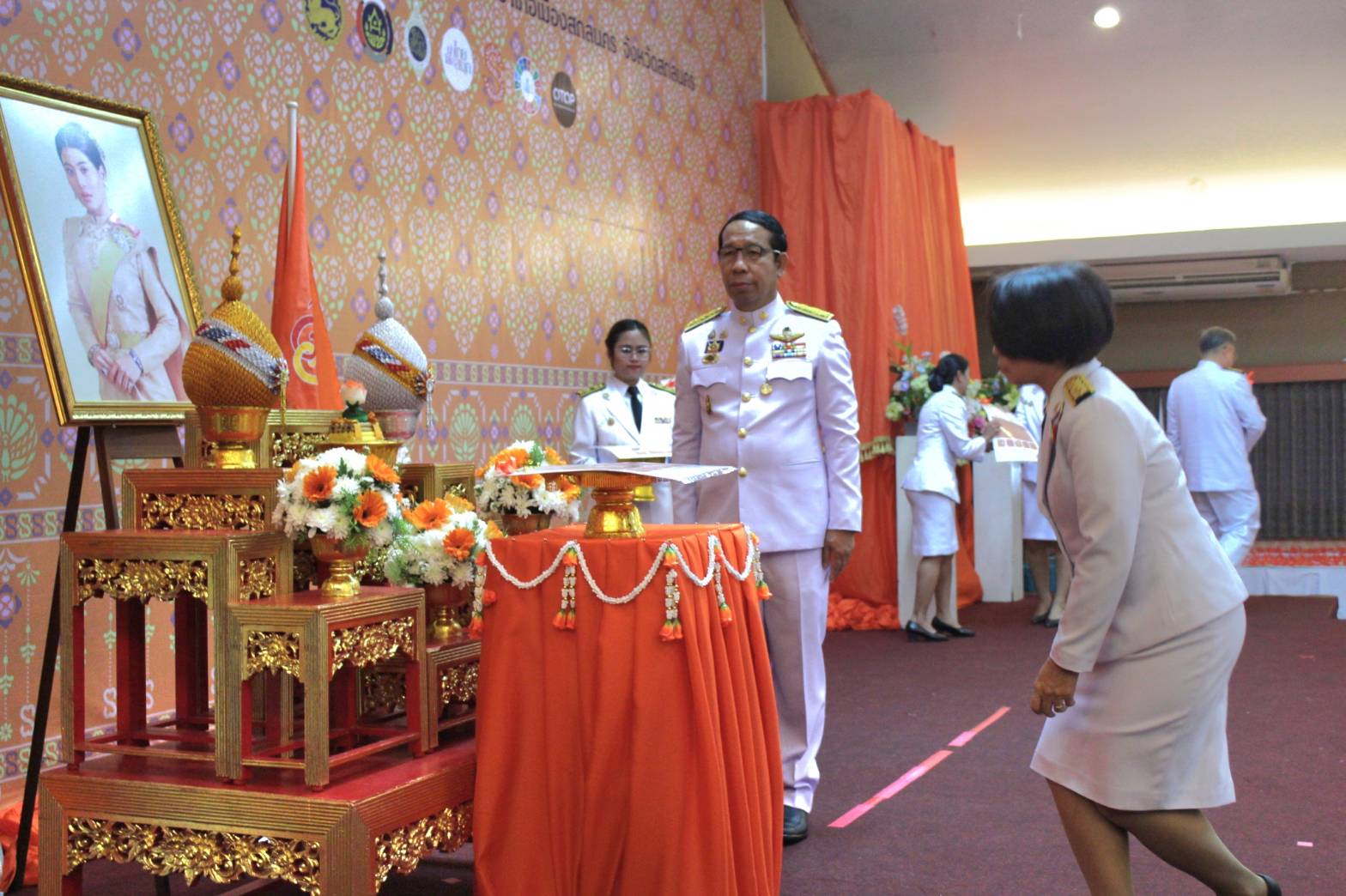 📣จังหวัดสกลนคร : จัดพิธีมอบแบบลายผ้าพระราชทาน “ผ้าลายสิริราชพัสตราภรณ์”เพื่อนำไปเป็นต้นแบบและพัฒนาต่อยอดเพิ่มคุณค่าและมูลค่าผลิตภัณฑ์ผ้าไทยให้ก้าวไกลสู่ระดับสากล