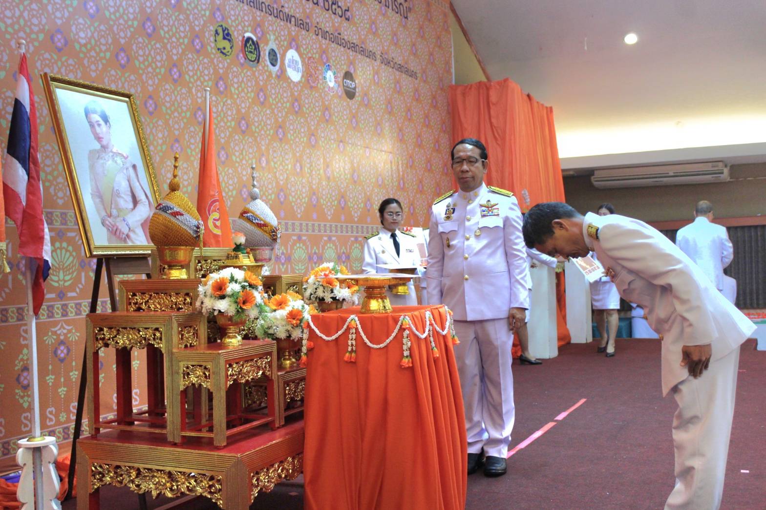 📣จังหวัดสกลนคร : จัดพิธีมอบแบบลายผ้าพระราชทาน “ผ้าลายสิริราชพัสตราภรณ์”เพื่อนำไปเป็นต้นแบบและพัฒนาต่อยอดเพิ่มคุณค่าและมูลค่าผลิตภัณฑ์ผ้าไทยให้ก้าวไกลสู่ระดับสากล