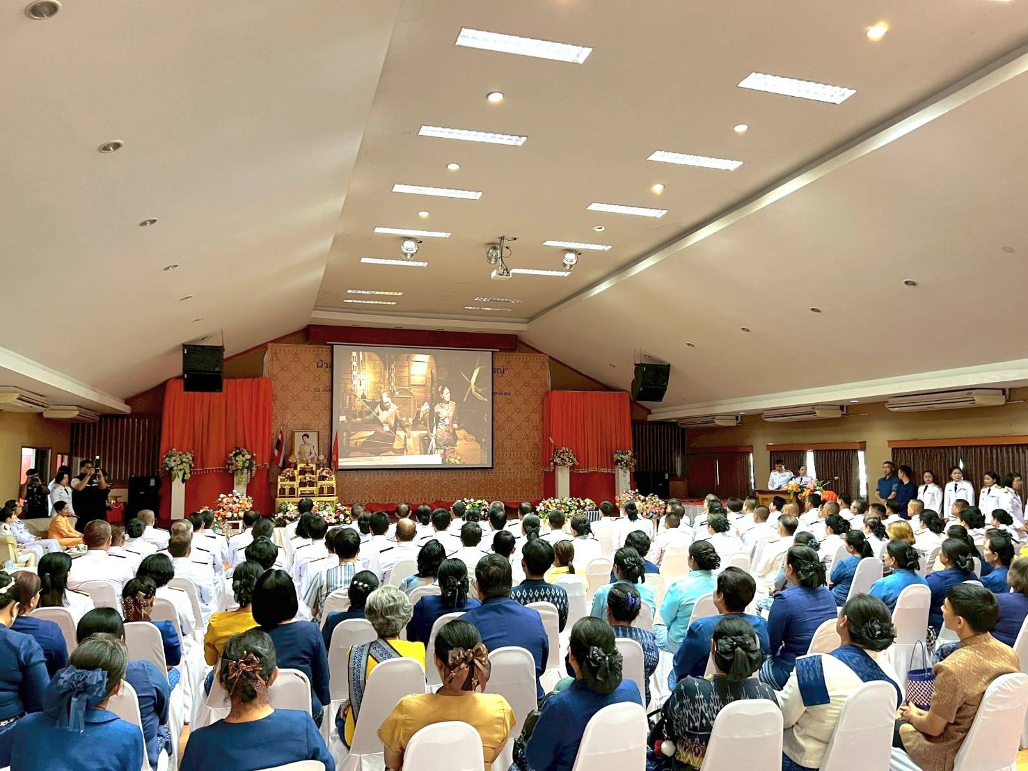 📣จังหวัดสกลนคร : จัดพิธีมอบแบบลายผ้าพระราชทาน “ผ้าลายสิริราชพัสตราภรณ์”เพื่อนำไปเป็นต้นแบบและพัฒนาต่อยอดเพิ่มคุณค่าและมูลค่าผลิตภัณฑ์ผ้าไทยให้ก้าวไกลสู่ระดับสากล