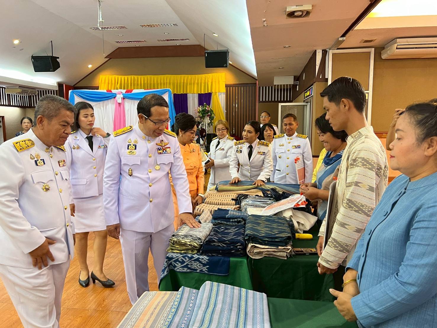 📣จังหวัดสกลนคร : จัดพิธีมอบแบบลายผ้าพระราชทาน “ผ้าลายสิริราชพัสตราภรณ์”เพื่อนำไปเป็นต้นแบบและพัฒนาต่อยอดเพิ่มคุณค่าและมูลค่าผลิตภัณฑ์ผ้าไทยให้ก้าวไกลสู่ระดับสากล