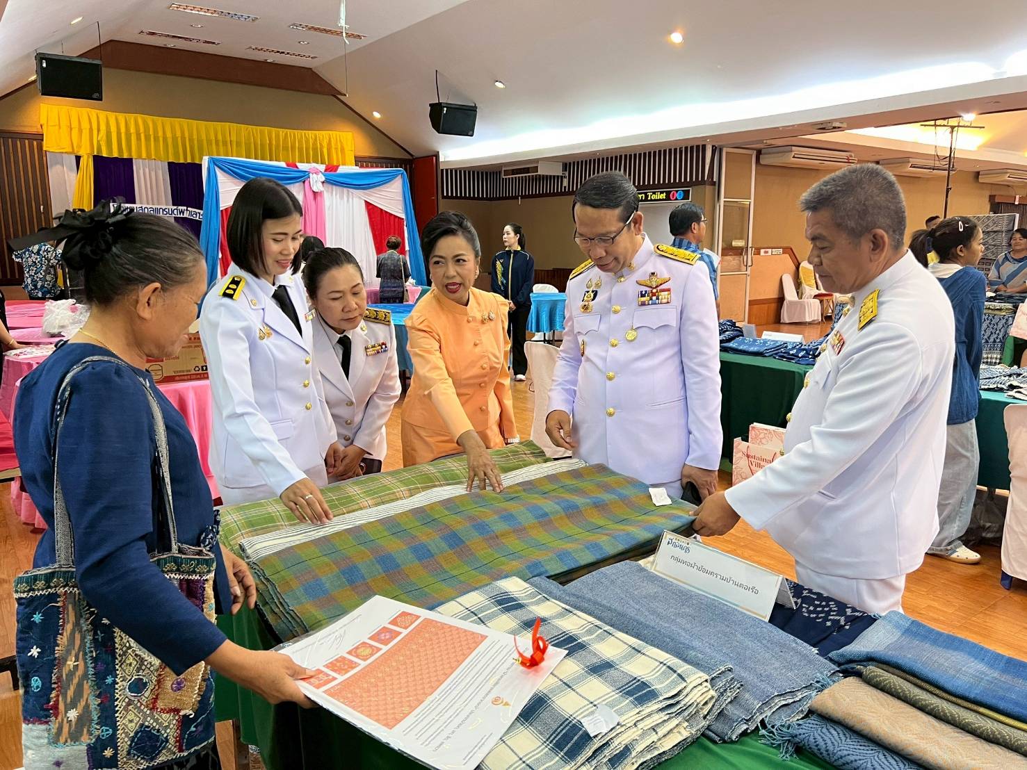 📣จังหวัดสกลนคร : จัดพิธีมอบแบบลายผ้าพระราชทาน “ผ้าลายสิริราชพัสตราภรณ์”เพื่อนำไปเป็นต้นแบบและพัฒนาต่อยอดเพิ่มคุณค่าและมูลค่าผลิตภัณฑ์ผ้าไทยให้ก้าวไกลสู่ระดับสากล
