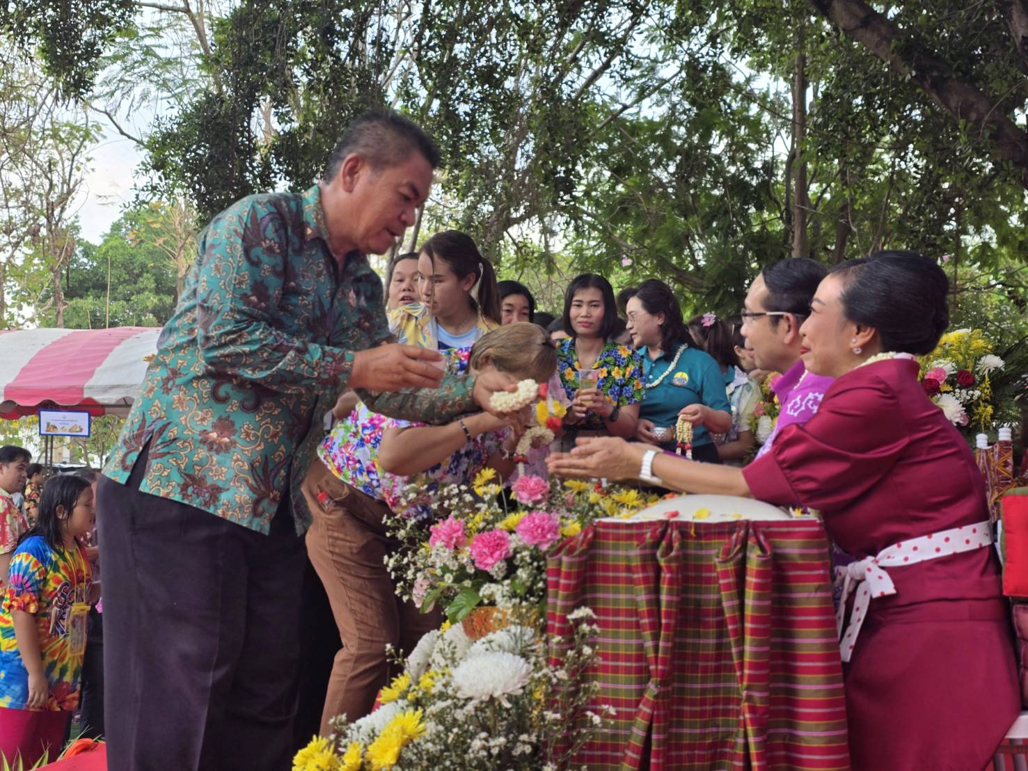 🎯จังหวัดสกลนคร สืบสานวิถีประเพณีไทย สรงน้ำ เพื่อความเป็นสิริมงคล เนื่องในโอกาสวันสงกรานต์ และวันขึ้นปีใหม่ไทย พ.ศ.2568