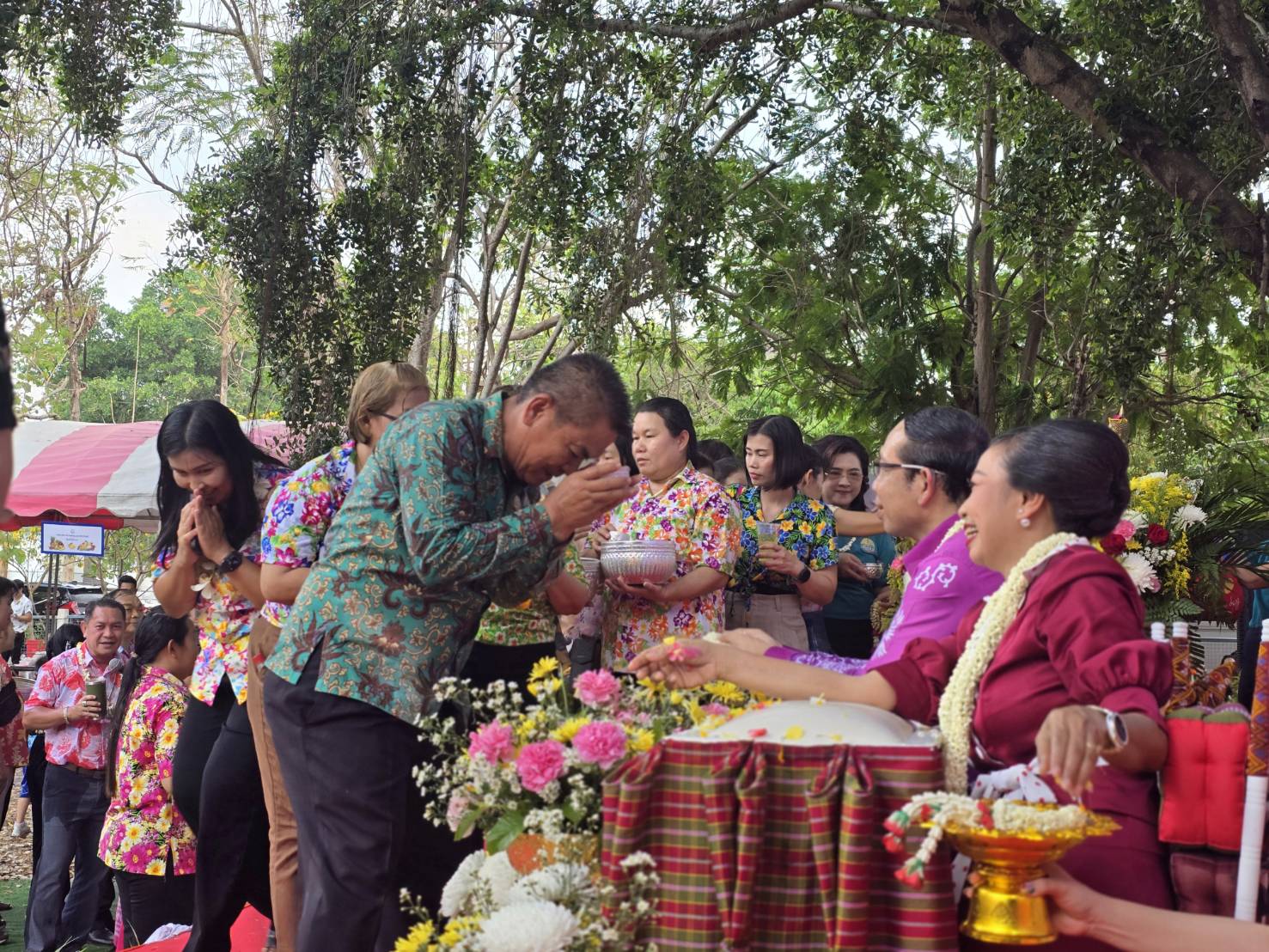🎯จังหวัดสกลนคร สืบสานวิถีประเพณีไทย สรงน้ำ เพื่อความเป็นสิริมงคล เนื่องในโอกาสวันสงกรานต์ และวันขึ้นปีใหม่ไทย พ.ศ.2568