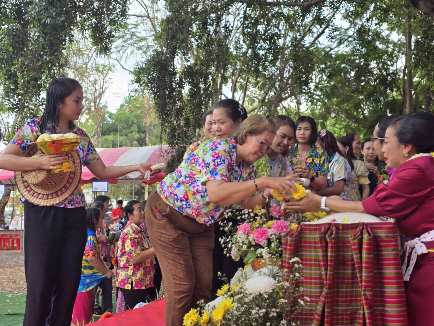 🎯จังหวัดสกลนคร สืบสานวิถีประเพณีไทย สรงน้ำ เพื่อความเป็นสิริมงคล เนื่องในโอกาสวันสงกรานต์ และวันขึ้นปีใหม่ไทย พ.ศ.2568