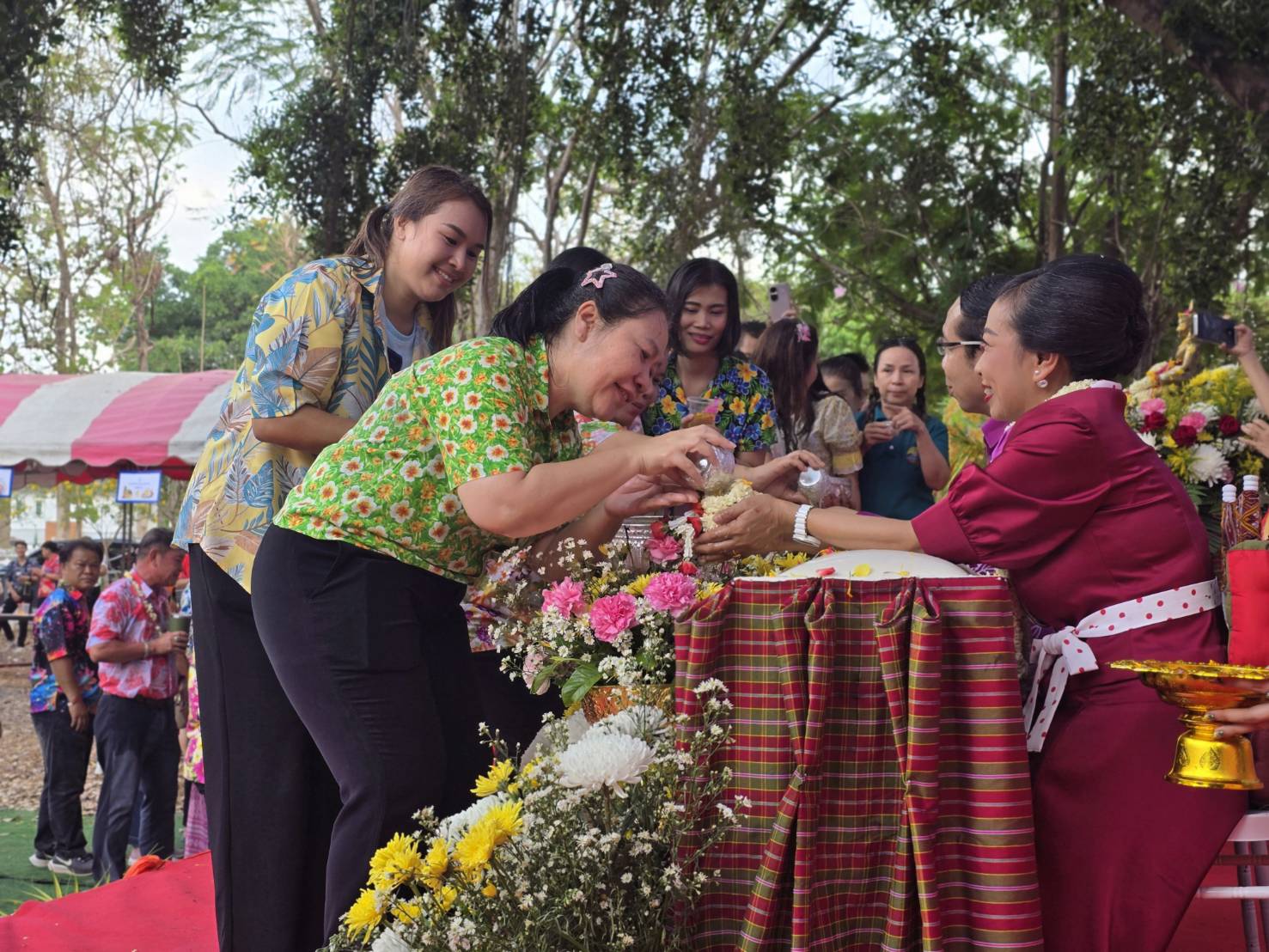🎯จังหวัดสกลนคร สืบสานวิถีประเพณีไทย สรงน้ำ เพื่อความเป็นสิริมงคล เนื่องในโอกาสวันสงกรานต์ และวันขึ้นปีใหม่ไทย พ.ศ.2568