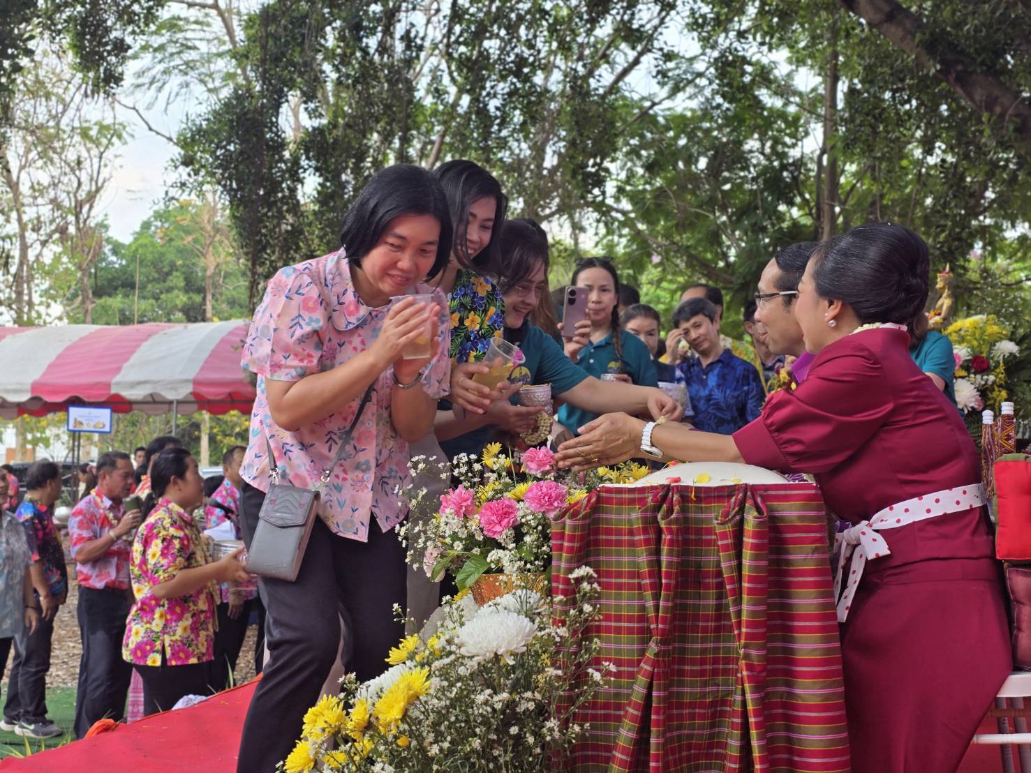🎯จังหวัดสกลนคร สืบสานวิถีประเพณีไทย สรงน้ำ เพื่อความเป็นสิริมงคล เนื่องในโอกาสวันสงกรานต์ และวันขึ้นปีใหม่ไทย พ.ศ.2568