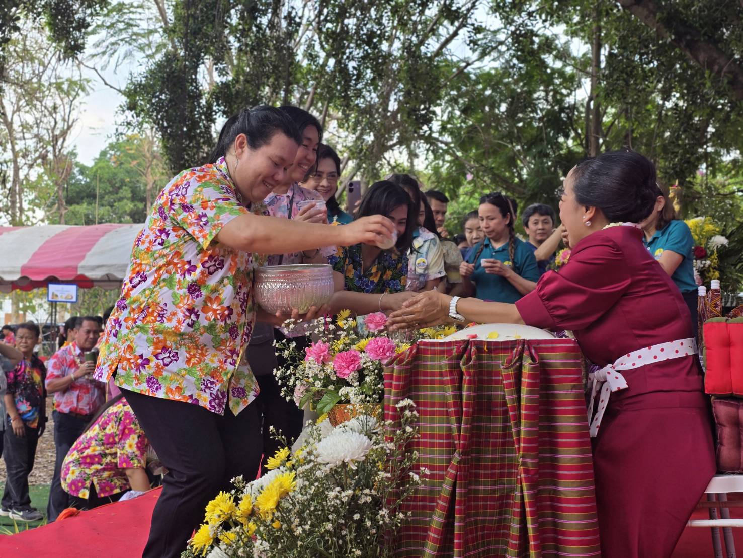 🎯จังหวัดสกลนคร สืบสานวิถีประเพณีไทย สรงน้ำ เพื่อความเป็นสิริมงคล เนื่องในโอกาสวันสงกรานต์ และวันขึ้นปีใหม่ไทย พ.ศ.2568