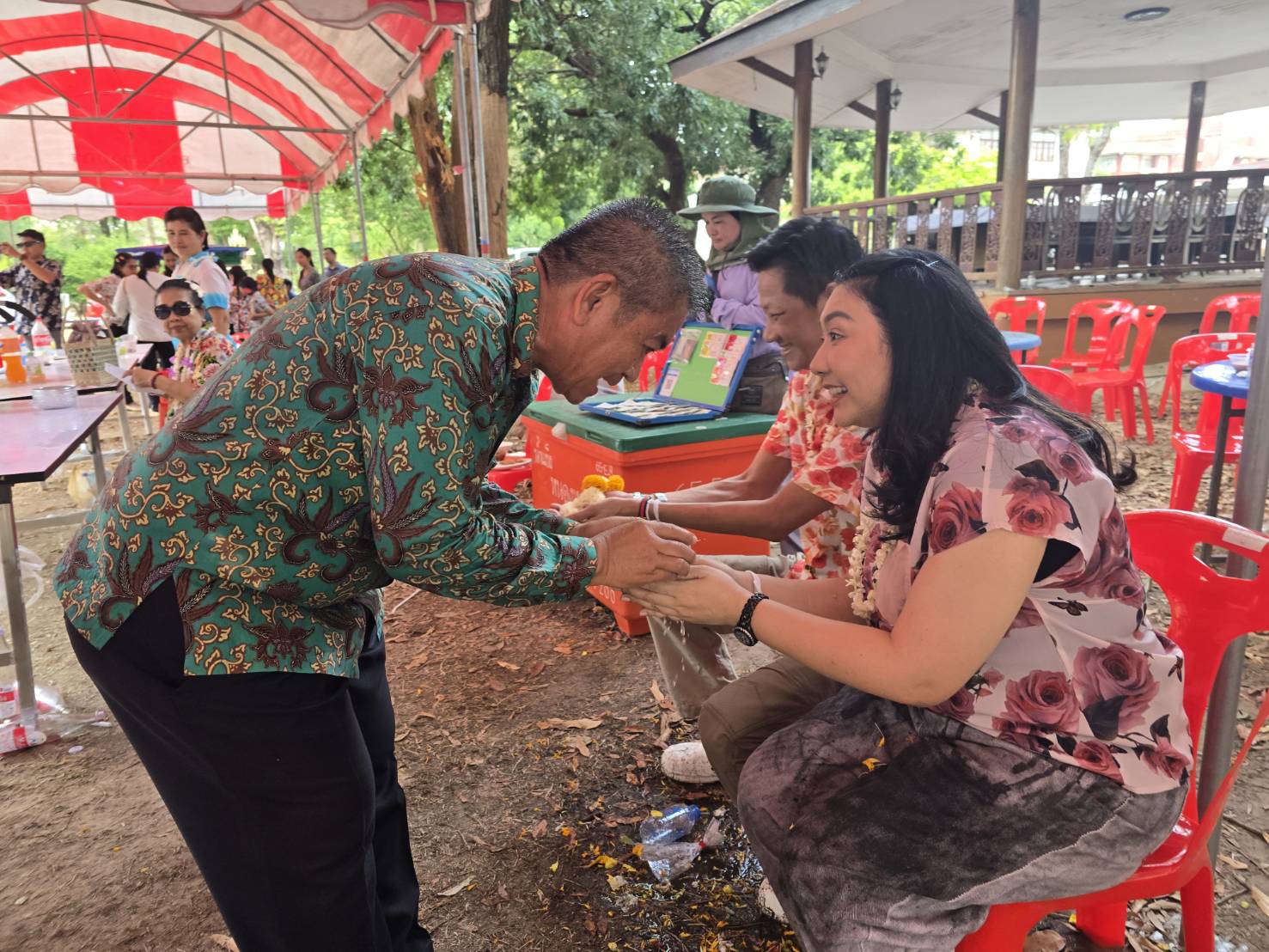 🎯จังหวัดสกลนคร สืบสานวิถีประเพณีไทย สรงน้ำ เพื่อความเป็นสิริมงคล เนื่องในโอกาสวันสงกรานต์ และวันขึ้นปีใหม่ไทย พ.ศ.2568