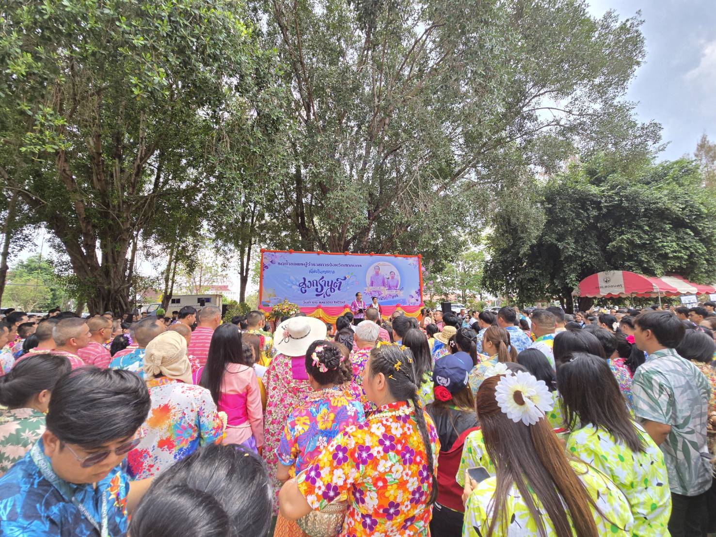 🎯จังหวัดสกลนคร สืบสานวิถีประเพณีไทย สรงน้ำ เพื่อความเป็นสิริมงคล เนื่องในโอกาสวันสงกรานต์ และวันขึ้นปีใหม่ไทย พ.ศ.2568