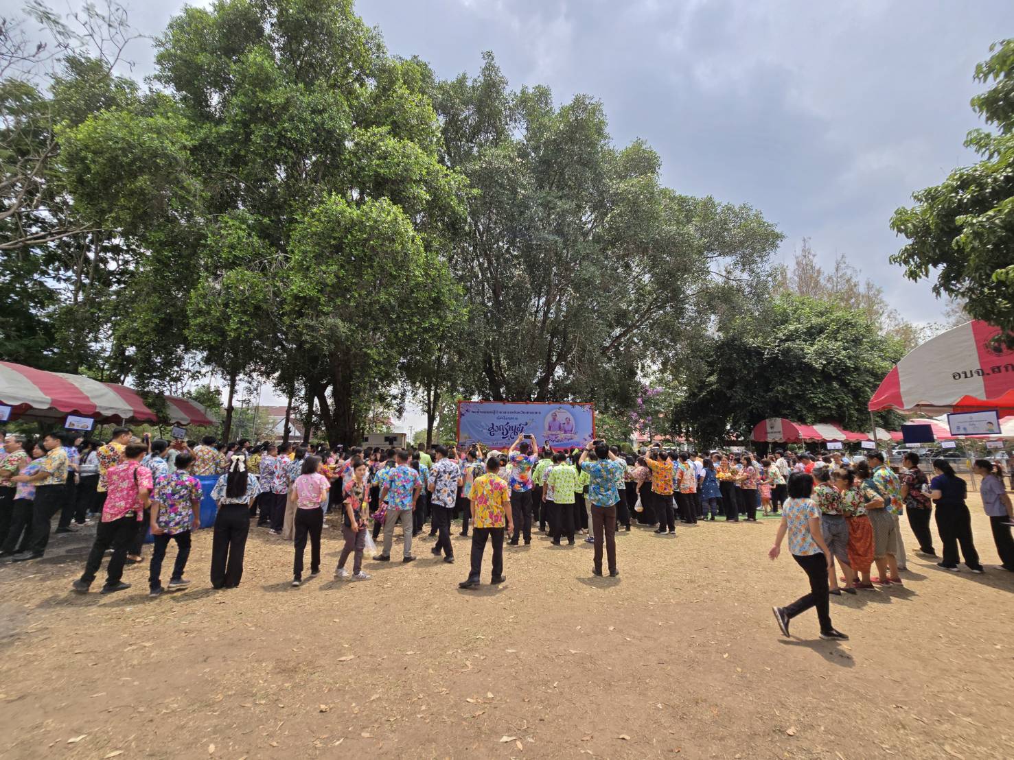🎯จังหวัดสกลนคร สืบสานวิถีประเพณีไทย สรงน้ำ เพื่อความเป็นสิริมงคล เนื่องในโอกาสวันสงกรานต์ และวันขึ้นปีใหม่ไทย พ.ศ.2568