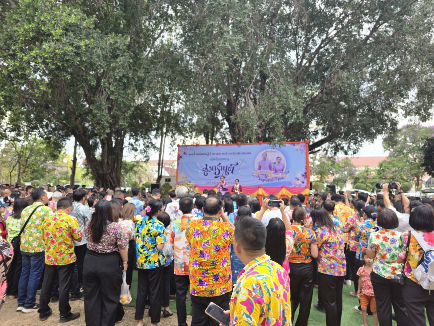 🎯จังหวัดสกลนคร สืบสานวิถีประเพณีไทย สรงน้ำ เพื่อความเป็นสิริมงคล เนื่องในโอกาสวันสงกรานต์ และวันขึ้นปีใหม่ไทย พ.ศ.2568