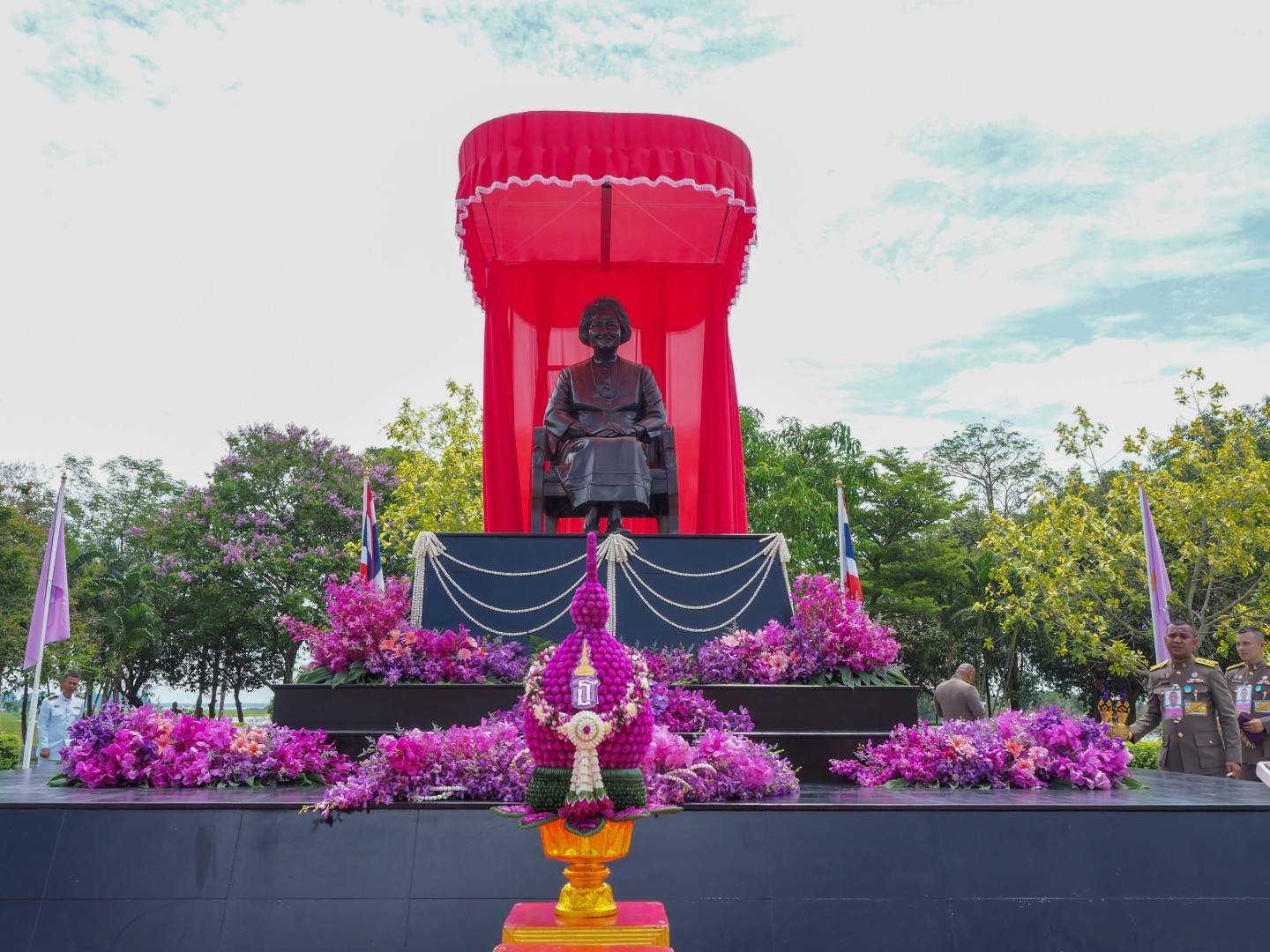 สมเด็จพระกนิษฐาธิราชเจ้า กรมสมเด็จพระเทพรัตนราชสุดาฯ สยามบรมราชกุมารี เสด็จพระราชดำเนิน ไปทรงเปิดพระอนุสาวรีย์ สมเด็จพระเจ้าพี่นางเธอ เจ้าฟ้ากัลยาณิวัฒนา กรมหลวงนราธิวาสราชนครินทร์