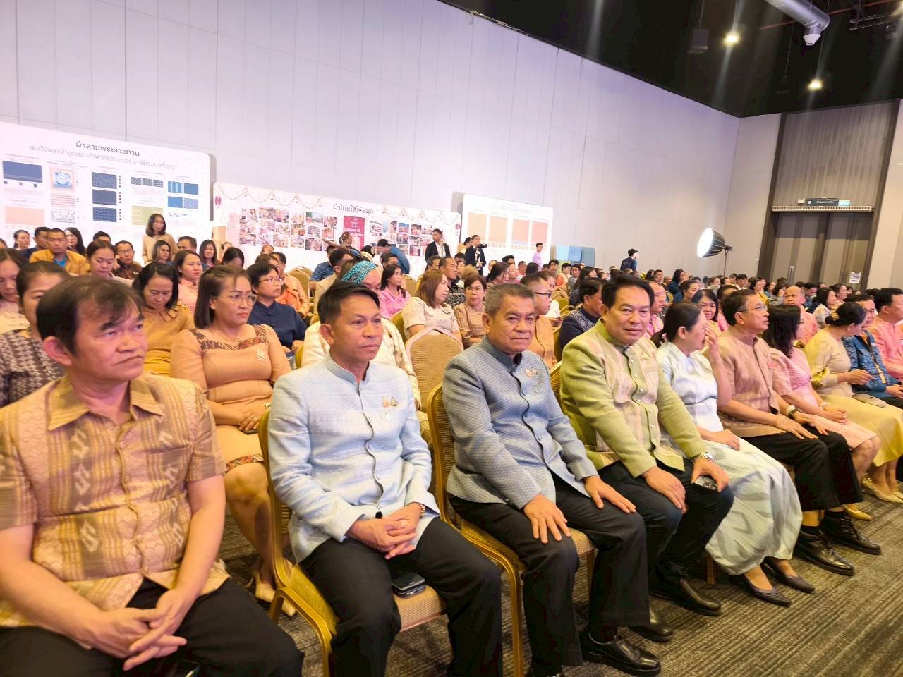 🌈 กรมการพัฒนาชุมชน Coaching ผ้าลายพระราชทานและงานหัตถกรรม จุดดำเนินการที่ 3 : ภาคตะวันออกเฉียงเหนือ ณ จังหวัดอุดรธานี ตามโครงการยกระดับพัฒนาผลิตภัณฑ์ภูมิปัญญาผ้าไทยและงานหัตถกรรม