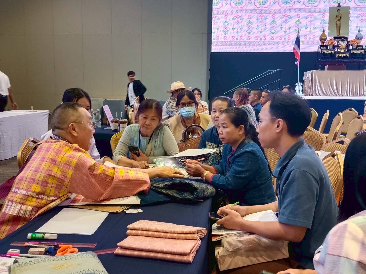 🌈 กรมการพัฒนาชุมชน Coaching ผ้าลายพระราชทานและงานหัตถกรรม จุดดำเนินการที่ 3 : ภาคตะวันออกเฉียงเหนือ ณ จังหวัดอุดรธานี ตามโครงการยกระดับพัฒนาผลิตภัณฑ์ภูมิปัญญาผ้าไทยและงานหัตถกรรม