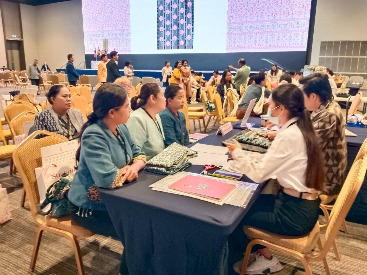 🌈 กรมการพัฒนาชุมชน Coaching ผ้าลายพระราชทานและงานหัตถกรรม จุดดำเนินการที่ 3 : ภาคตะวันออกเฉียงเหนือ ณ จังหวัดอุดรธานี ตามโครงการยกระดับพัฒนาผลิตภัณฑ์ภูมิปัญญาผ้าไทยและงานหัตถกรรม