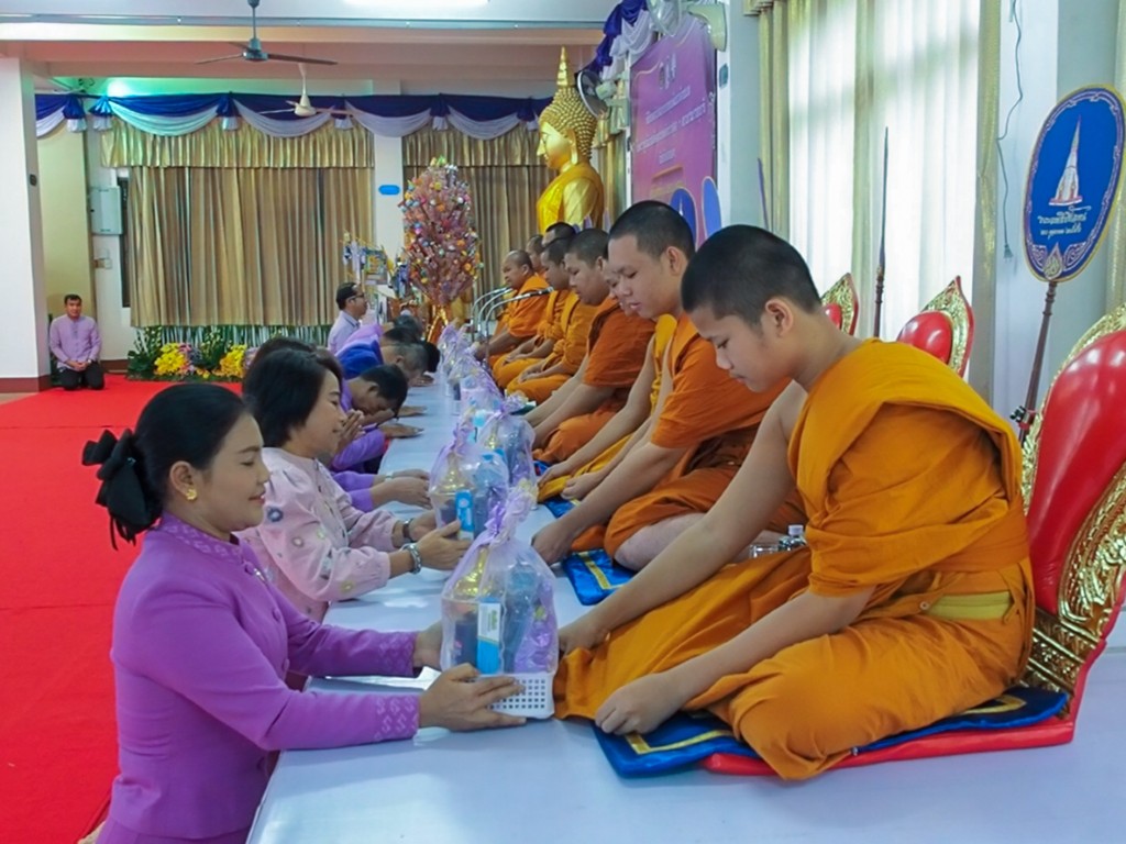 🎯จังหวัดสกลนคร : ทอดผ้าป่ามอบทุนการศึกษาแก่เด็กจังหวัดสกลนคร กองทุนพัฒนาเด็กชนบท ในพระบรราชูปถัมภ์สมเด็จพระเทพรัตนราชสุดาฯ สยามบรมราชกุมารี ประจำปี 2568 ยอดสมทบกองทุน จำนวน 299,638 บาท พร้อมมอบทุนอุปการะเด็กในกองทุนฯ อีก 19 ทุน