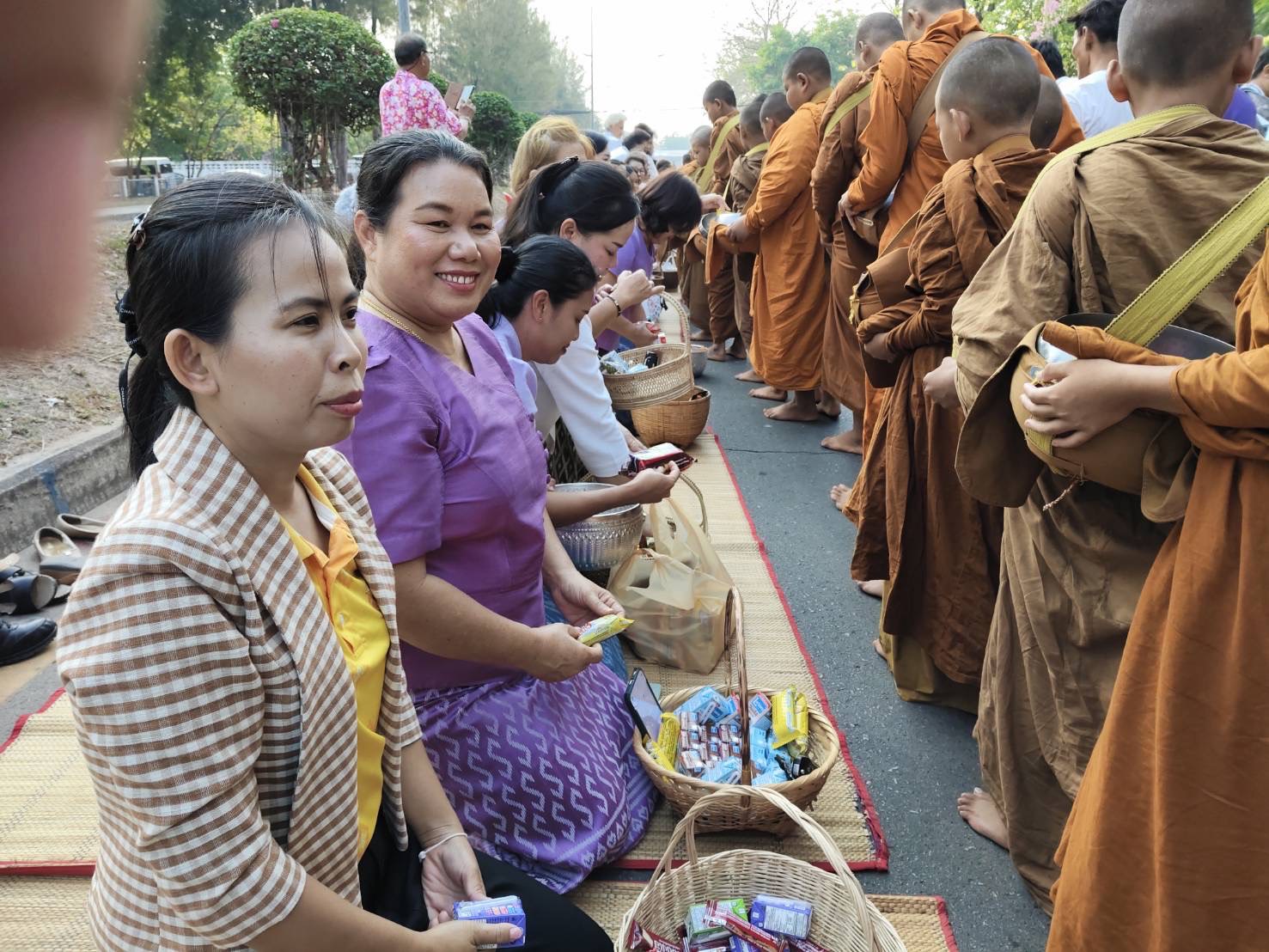 📢พุทธศาสนิกชนชาวสกลนคร ร่วมทำบุญตักบาตรพระภิกษุ สามเณร ตามโครงการบรรพชาเสริมสร้างคุณธรรมจริยธรรม ค่านิยมความเป็นไทย ถวายเป็นพระราชกุศล แด่สมเด็จพระกนิษฐาธิราชเจ้า กรมสมเด็จพระเทพรัตนราชสุดาฯ สยามบรมราชกุมารี เนื่องในโอกาสทรงเจริญพระชนมายุ 70 พรรษา 2 เมษายน 2568