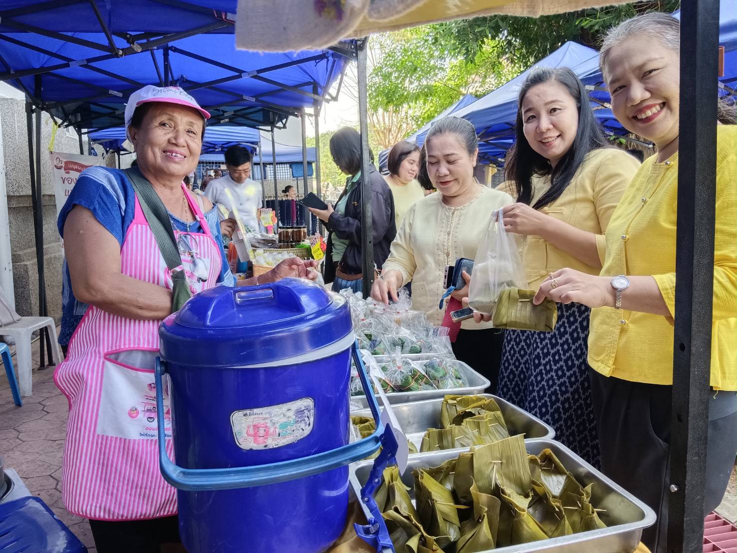 🎯พช.สกลนคร : จัดตลาดนัดสินค้า OTOP อาหารปลอดภัย สินค้าดี สินค้าเด่นจังหวัดสกลนคร ส่งเสริมช่องทางการตลาดให้ผู้ประกอบการ OTOP
