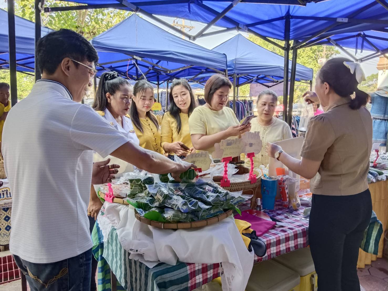🎯พช.สกลนคร : จัดตลาดนัดสินค้า OTOP อาหารปลอดภัย สินค้าดี สินค้าเด่นจังหวัดสกลนคร ส่งเสริมช่องทางการตลาดให้ผู้ประกอบการ OTOP