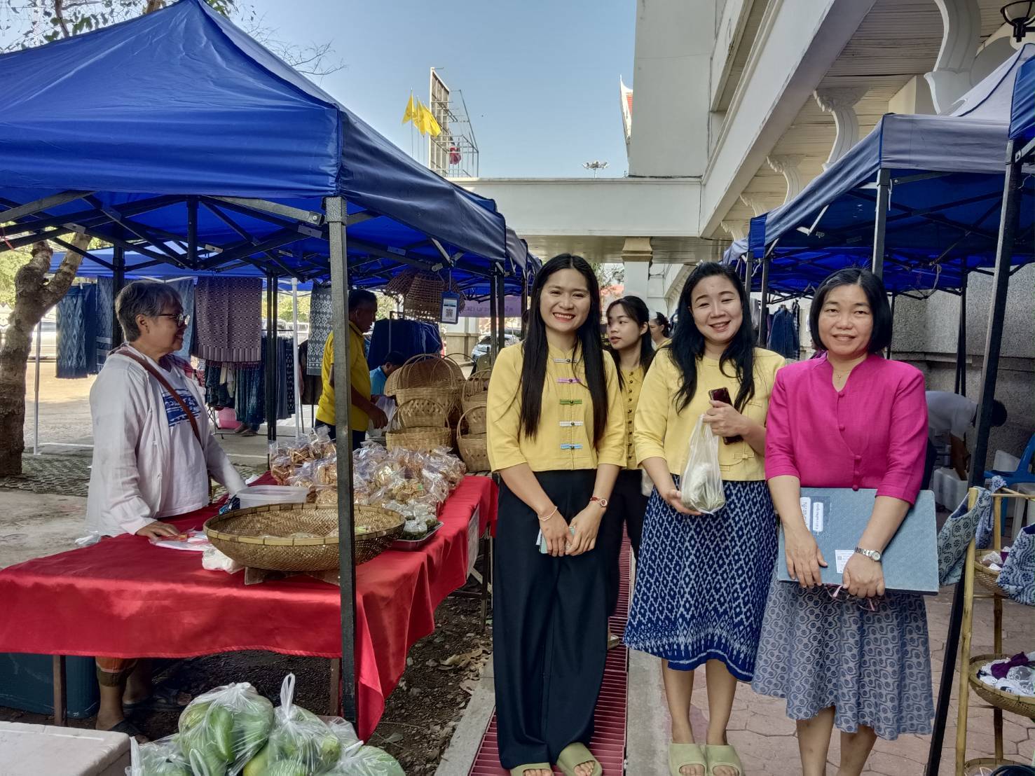 🎯พช.สกลนคร : จัดตลาดนัดสินค้า OTOP อาหารปลอดภัย สินค้าดี สินค้าเด่นจังหวัดสกลนคร ส่งเสริมช่องทางการตลาดให้ผู้ประกอบการ OTOP