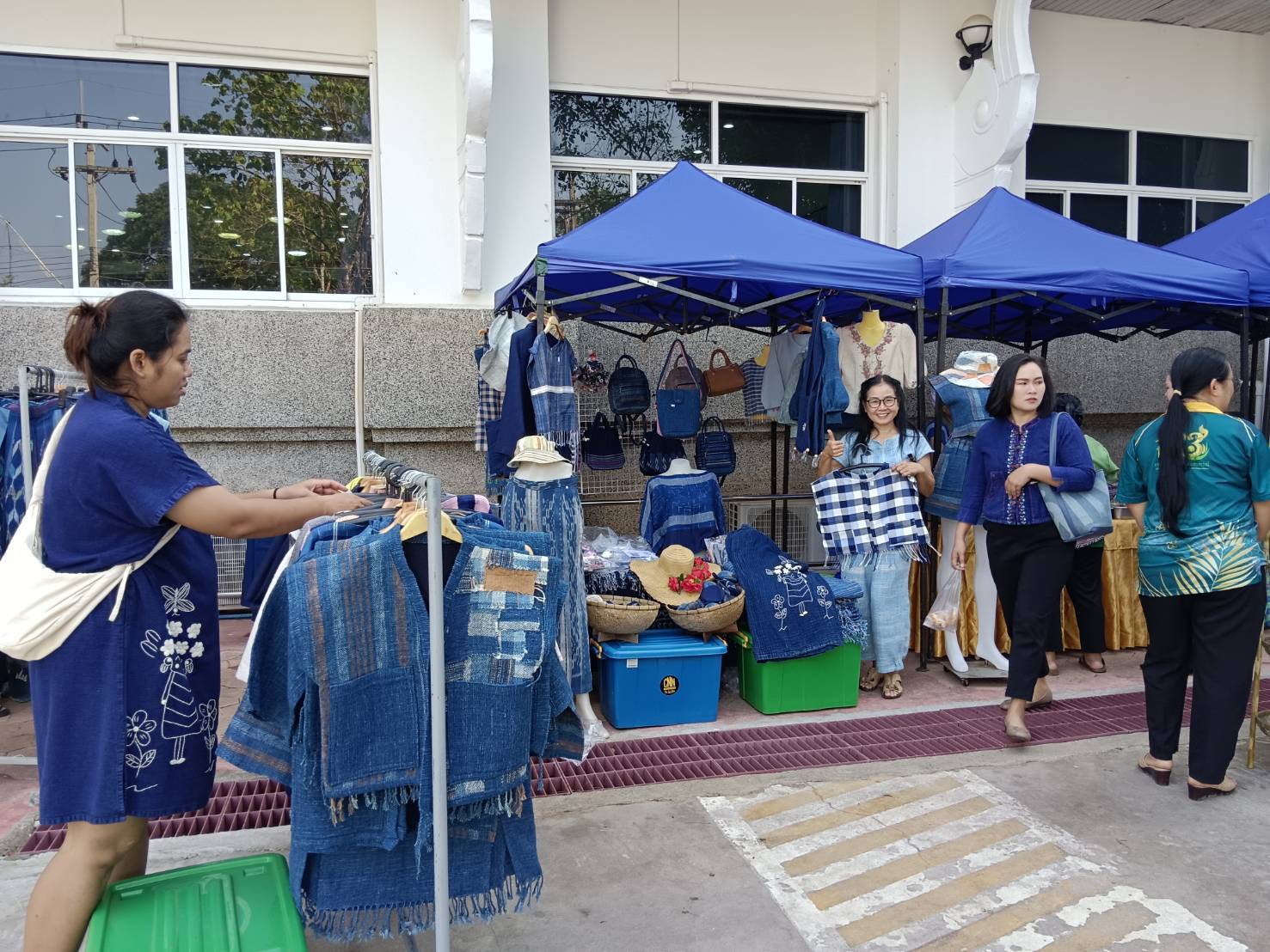 🎯พช.สกลนคร : จัดตลาดนัดสินค้า OTOP อาหารปลอดภัย สินค้าดี สินค้าเด่นจังหวัดสกลนคร ส่งเสริมช่องทางการตลาดให้ผู้ประกอบการ OTOP